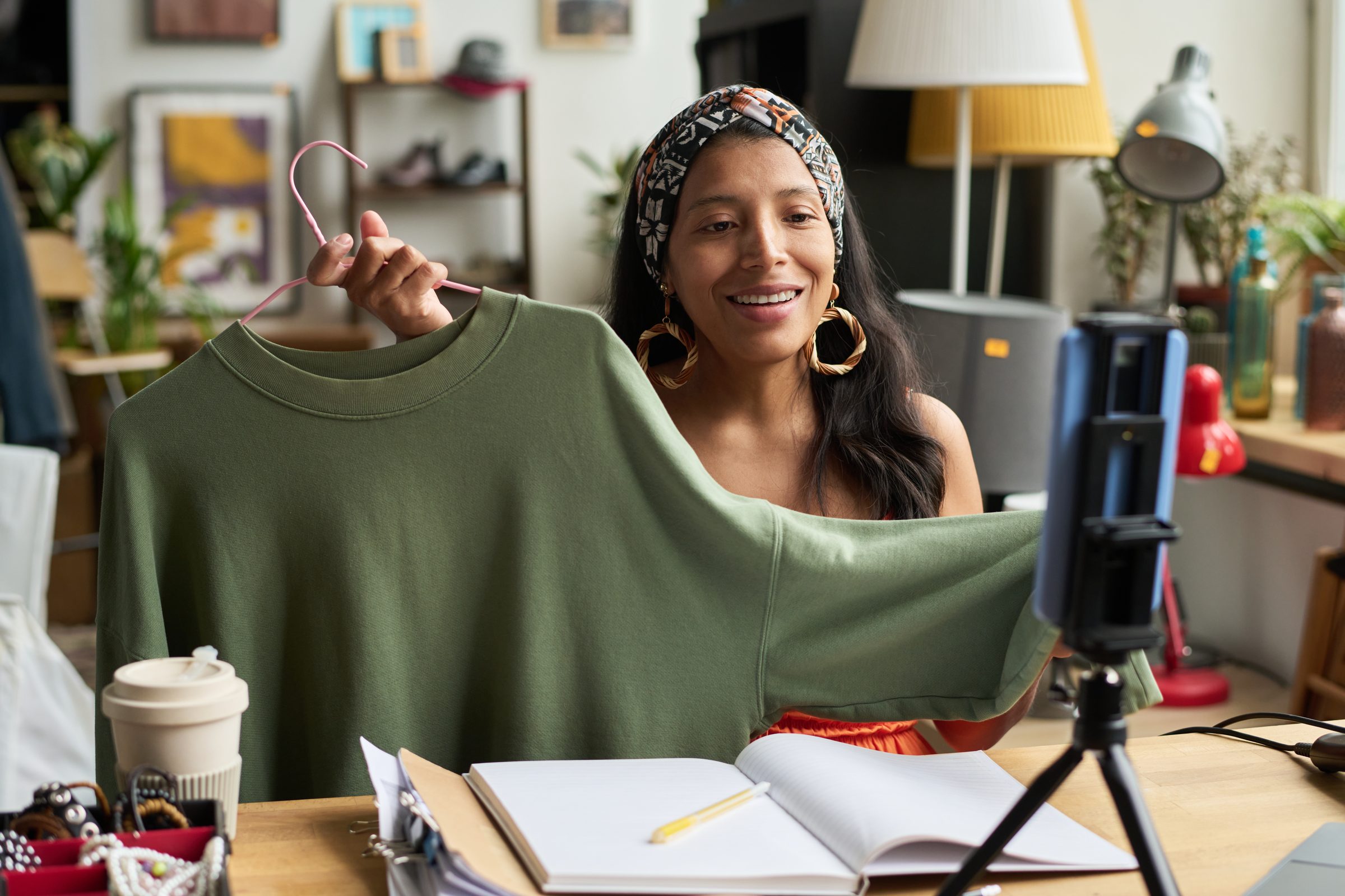 Creator apresentando uma peça de roupa para a audiência, no estilo de anúncio em UGC.