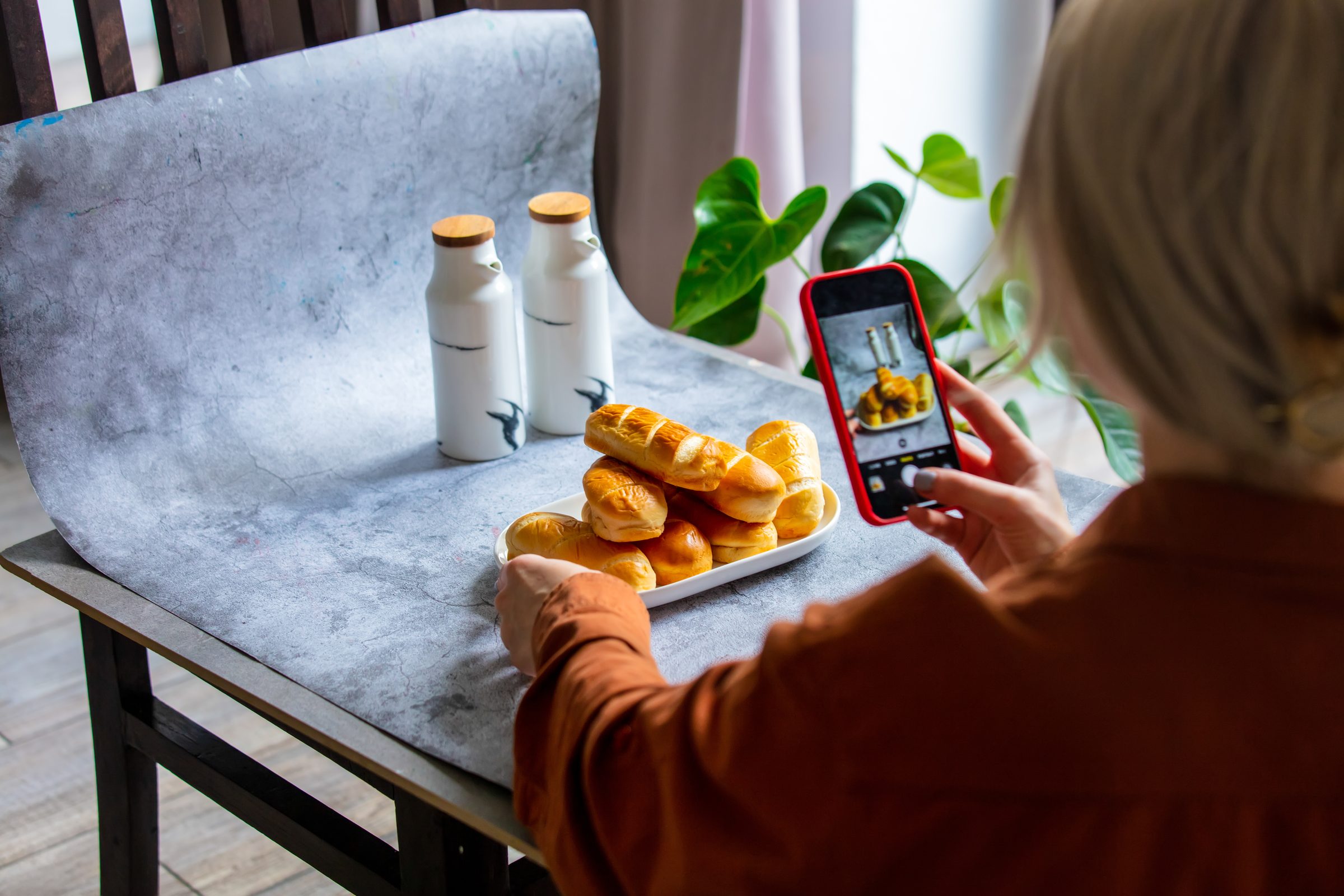 Creator fotografando um produto em casa para vender online, em estilo autêntico de UGC.
