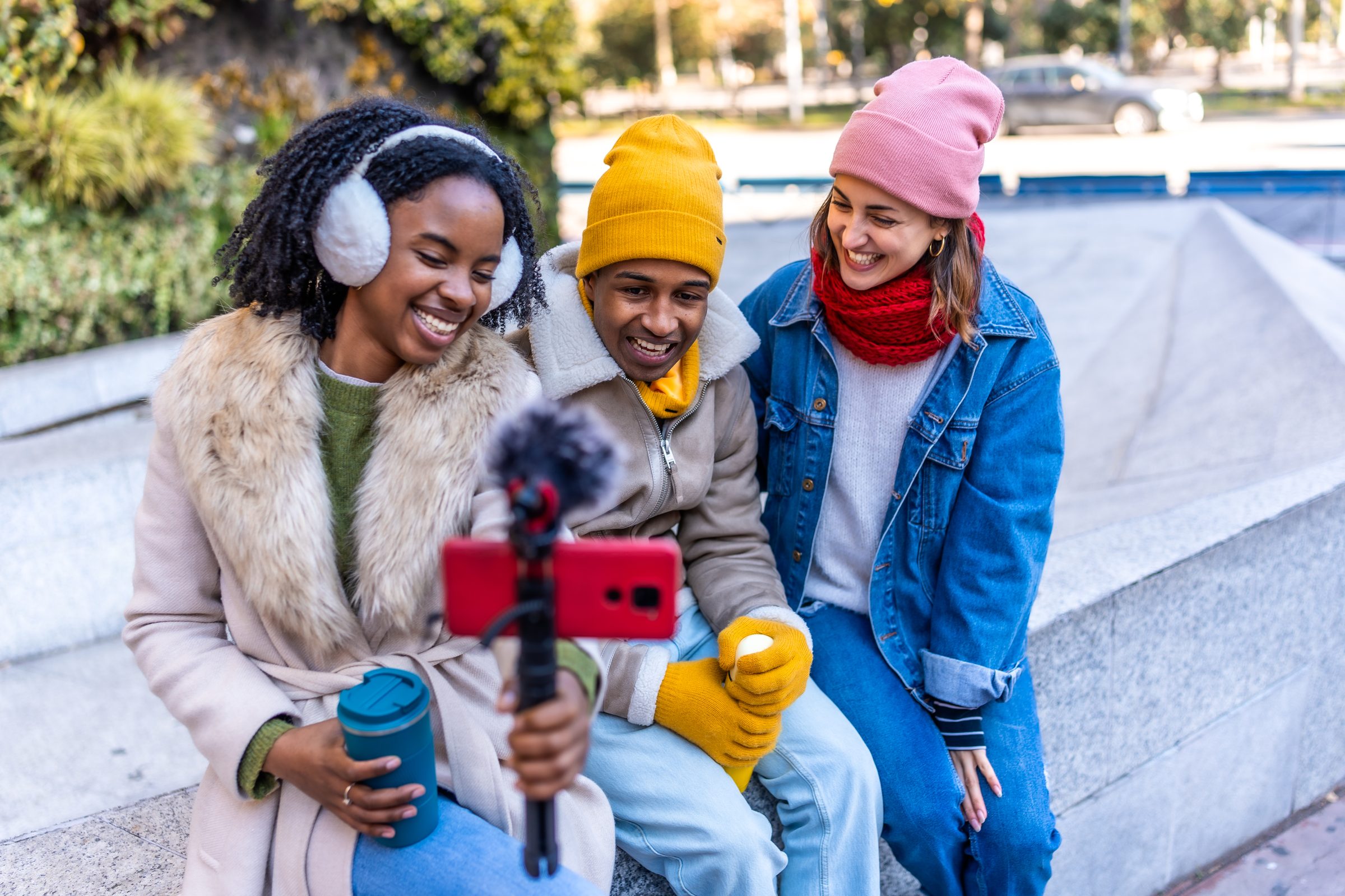 Creators gravando um vídeo curto na rua para o feed de uma marca.