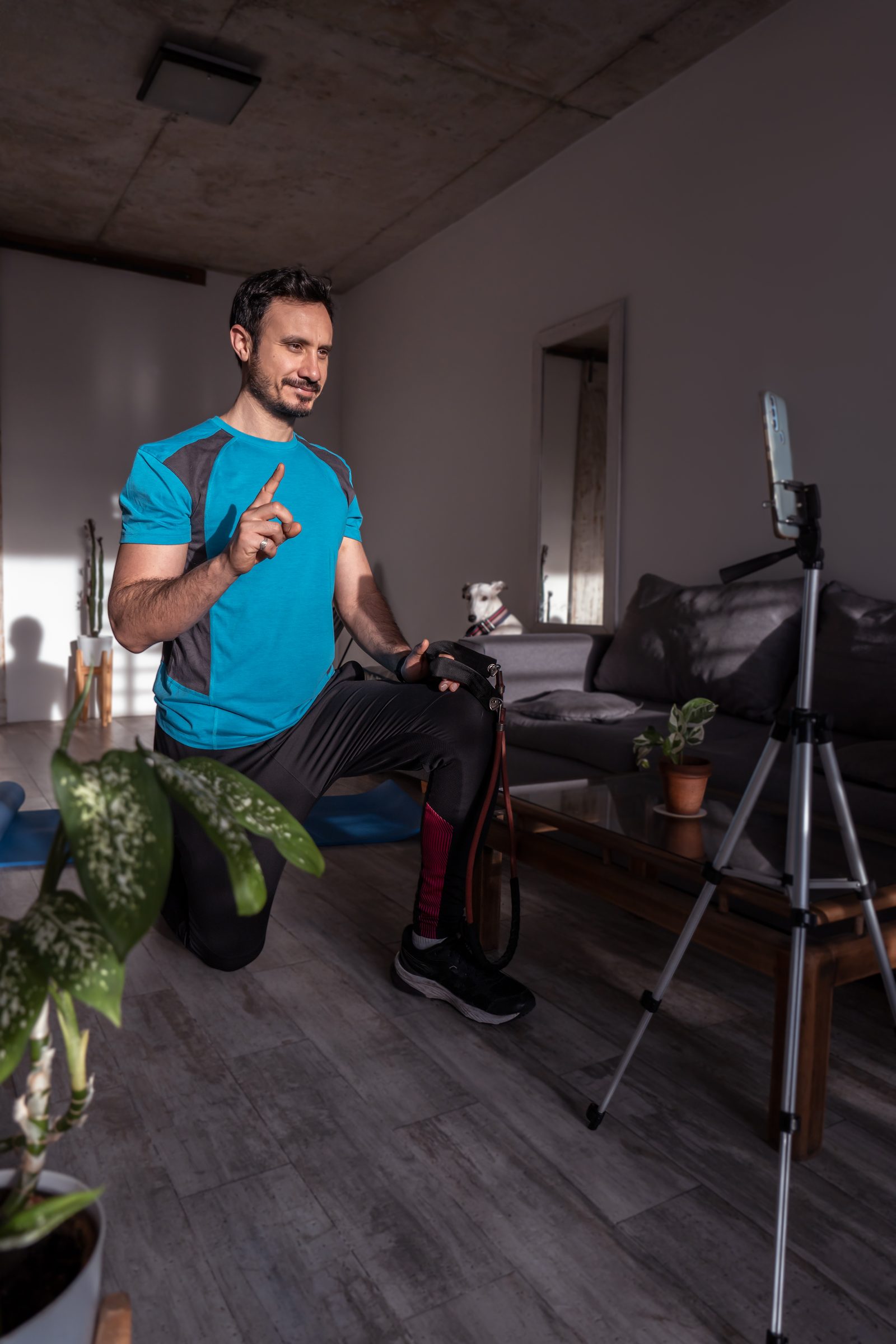 Creator fitness gravando um Reels com o celular durante o treino.