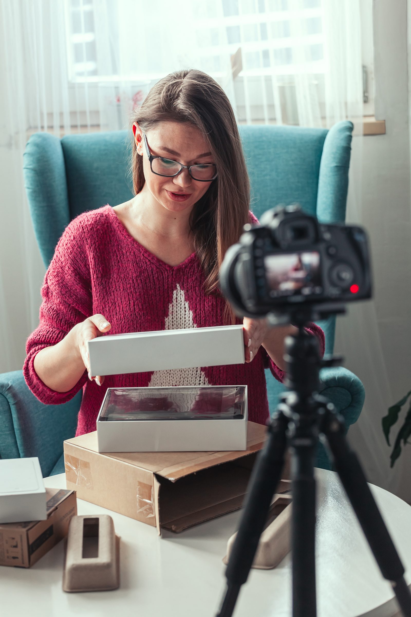 Creator gravando o unboxing de gadgets de tecnologia em casa.