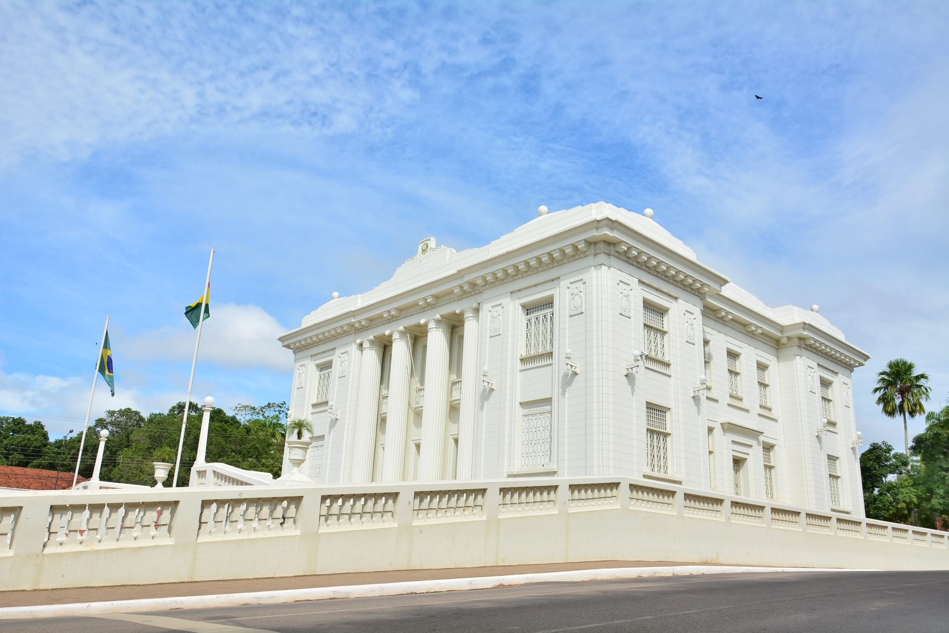 Fachada neoclássica do Palácio Rio Branco, sede do governo do Acre, com colunas dóricas e jônicas sob céu azul