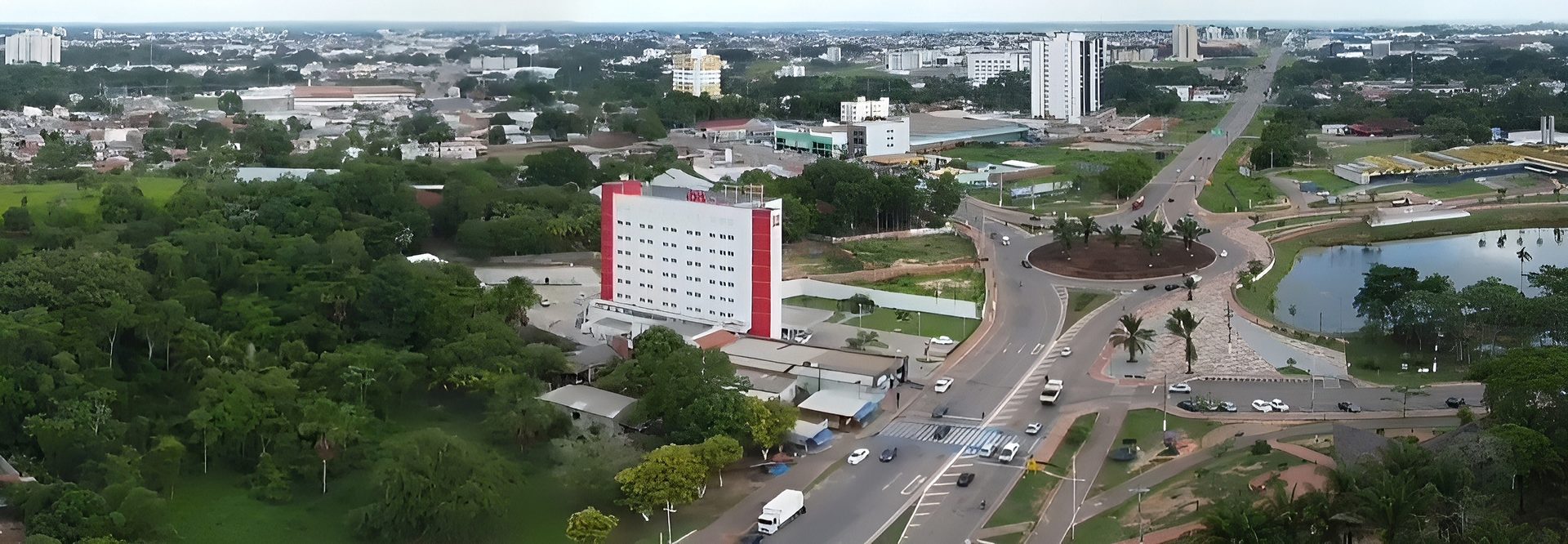 Vista panorâmica de Rio Branco, capital do Acre, com prédios e vegetação às margens do rio
