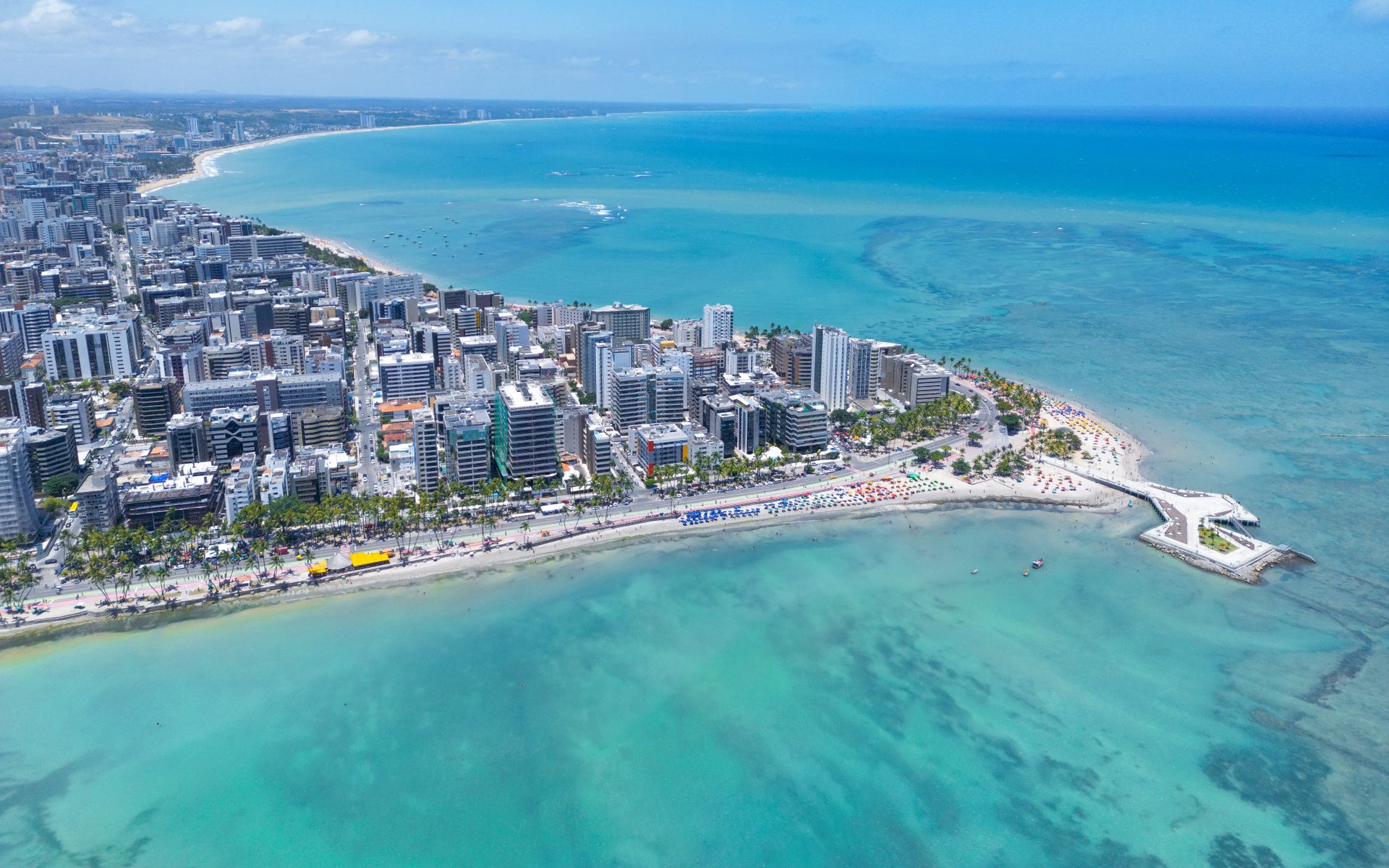 Vista aérea da costa e da área urbana de Maceió, capital de Alagoas