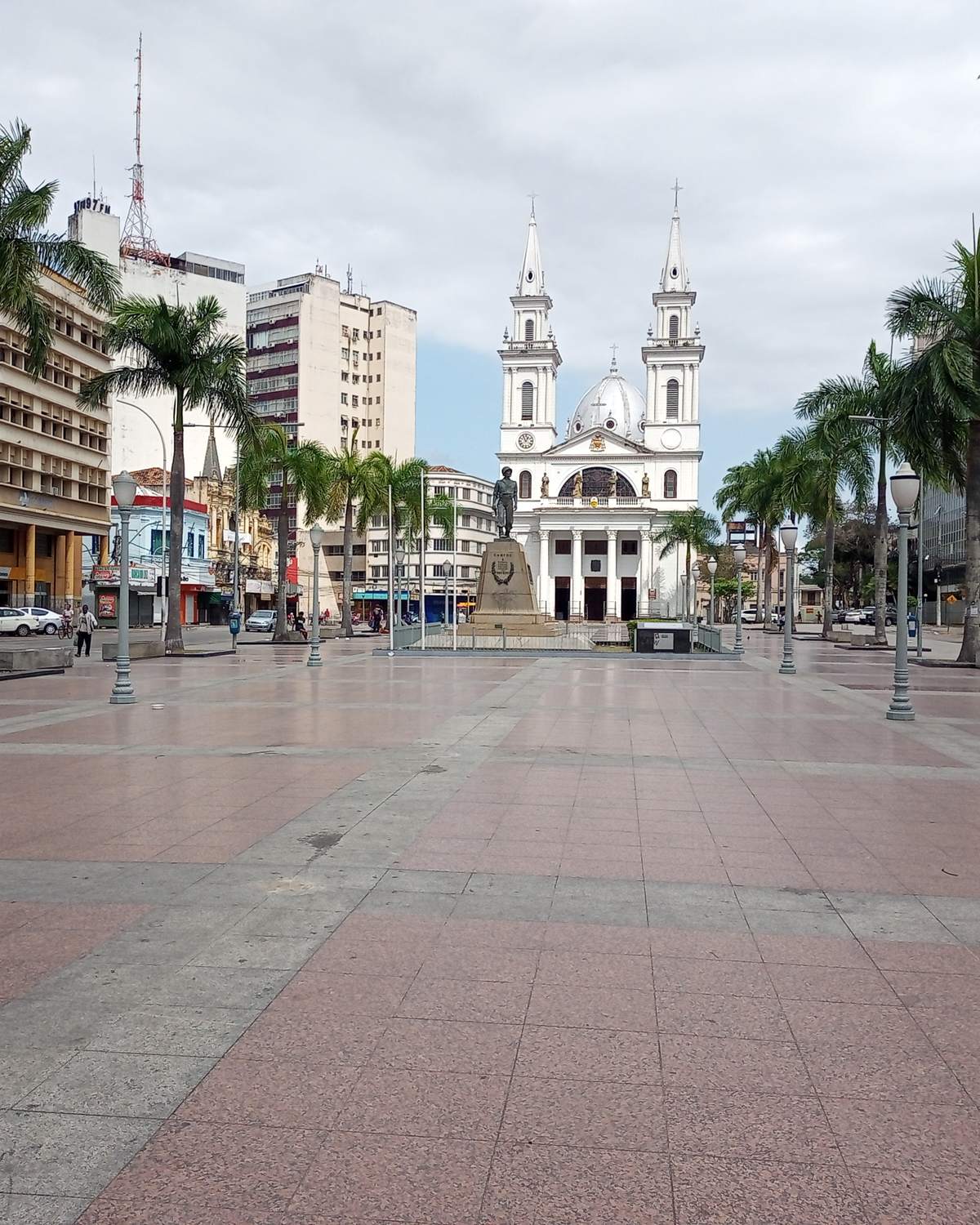 Praça do Santíssimo Salvador, no Centro de Campos dos Goytacazes, com a Catedral ao fundo.