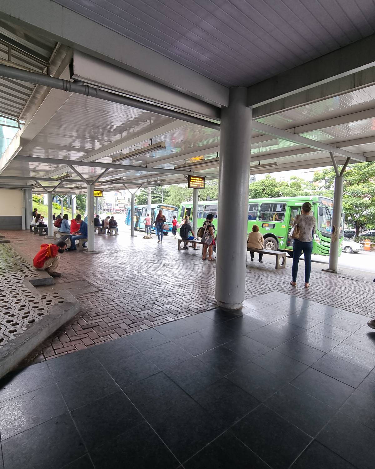 Pessoas no ponto de ônibus em frente ao Big Shopping, no Eldorado, em Contagem.