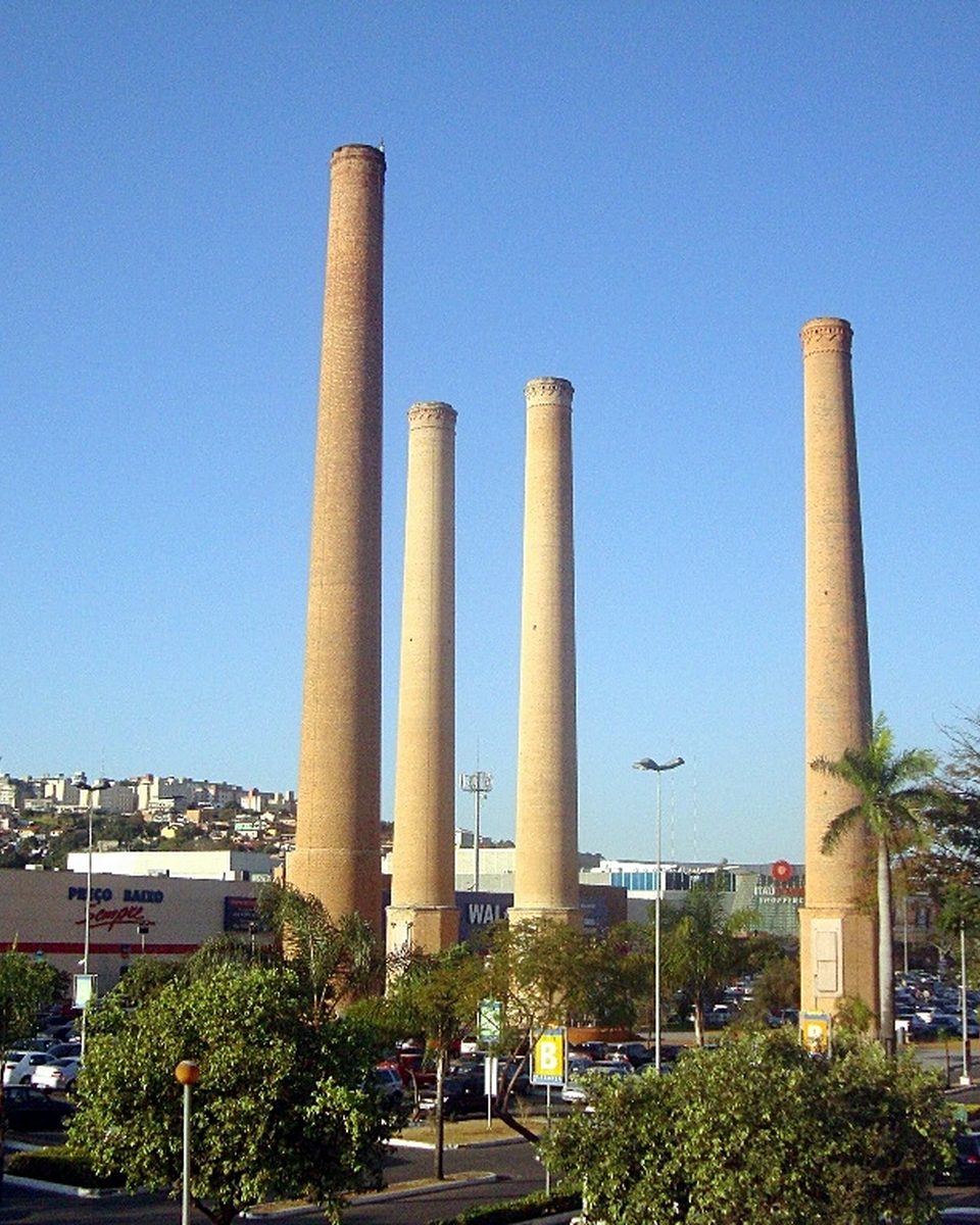 As quatro chaminés de tijolo da antiga fábrica de cimento Itaú, em Contagem.