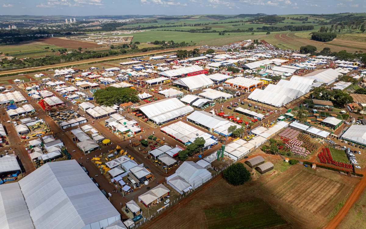 Vista aérea dos pavilhões e máquinas da Agrishow, em Ribeirão Preto.