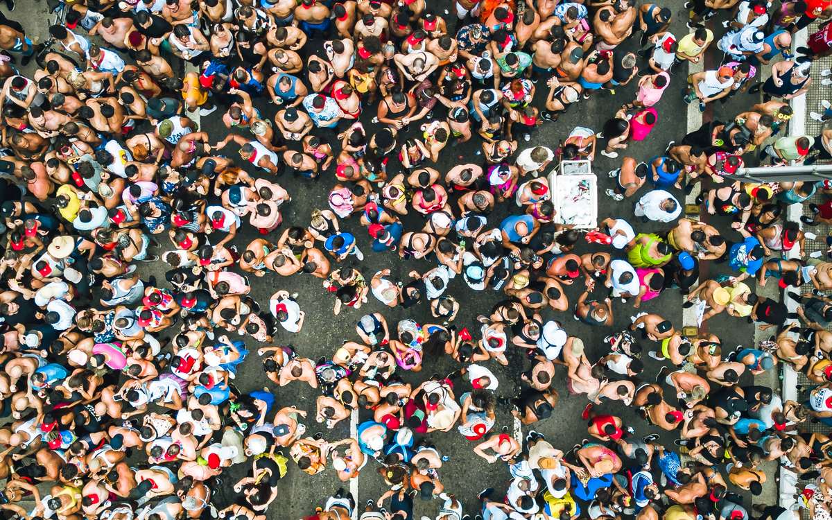 Multidão de foliões vista de cima num bloco de Carnaval na Rua da Consolação, em São Paulo.