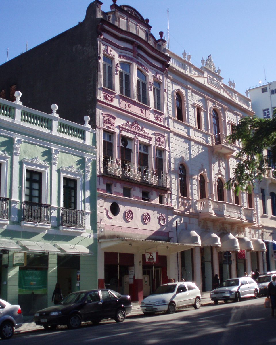 Casarões coloridos do Centro Histórico de Florianópolis, perto da Praça XV de Novembro.
