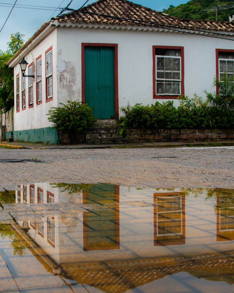 Casa açoriana de porta verde e janelas vermelhas em Santo Antônio de Lisboa, Florianópolis.