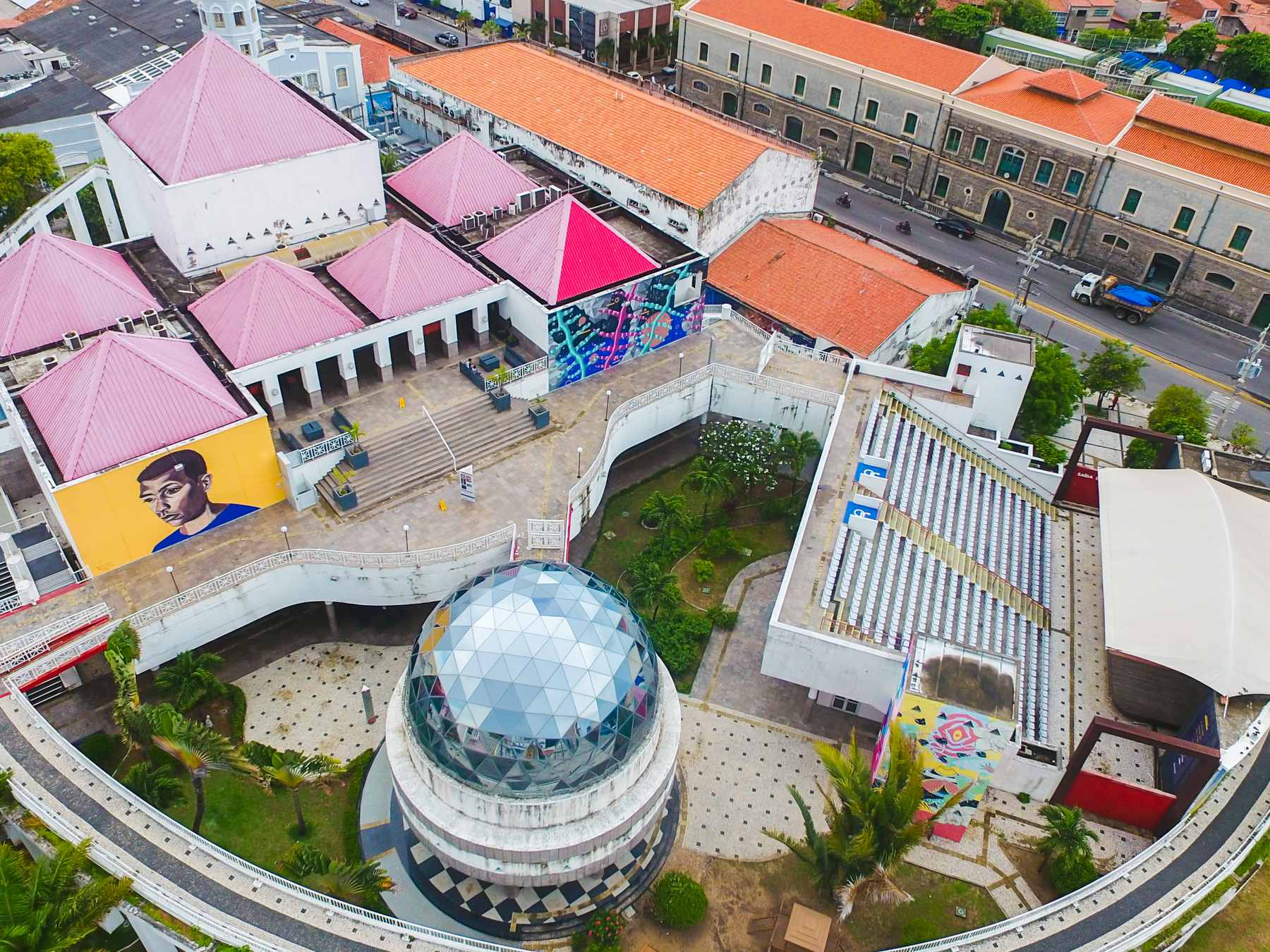 Centro Dragão do Mar de Arte e Cultura visto de cima, com a cúpula espelhada do planetário, os telhados cor-de-rosa, as passarelas e os casarões da Praia de Iracema em volta.