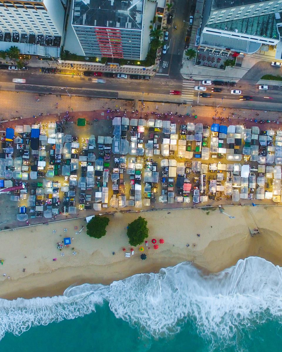 Barracas da feirinha da Beira-Mar vistas do alto no fim da tarde, ao lado da praia.