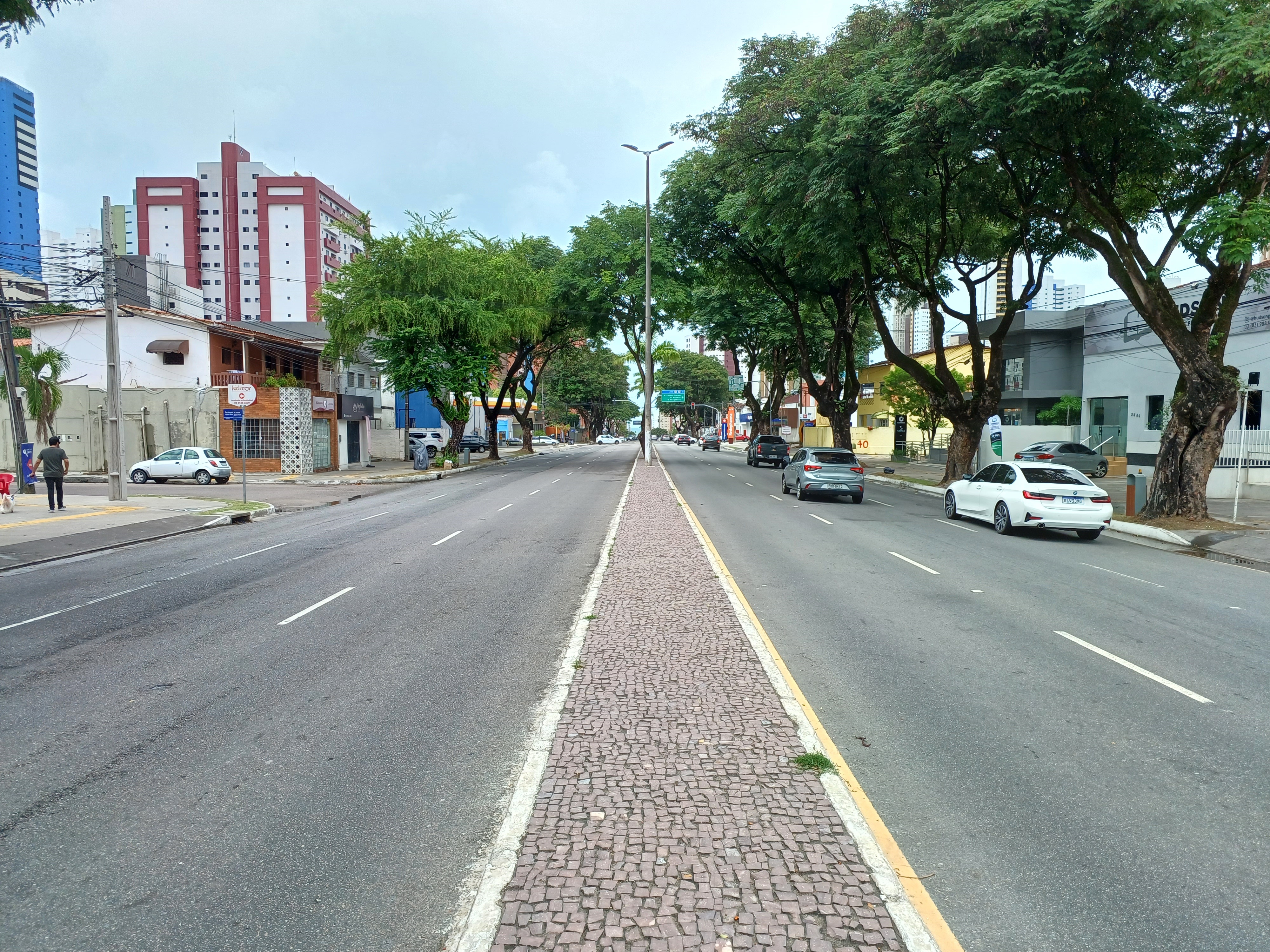 Avenida Presidente Epitácio Pessoa, em Miramar, João Pessoa, com prédios altos dos dois lados e carros na pista