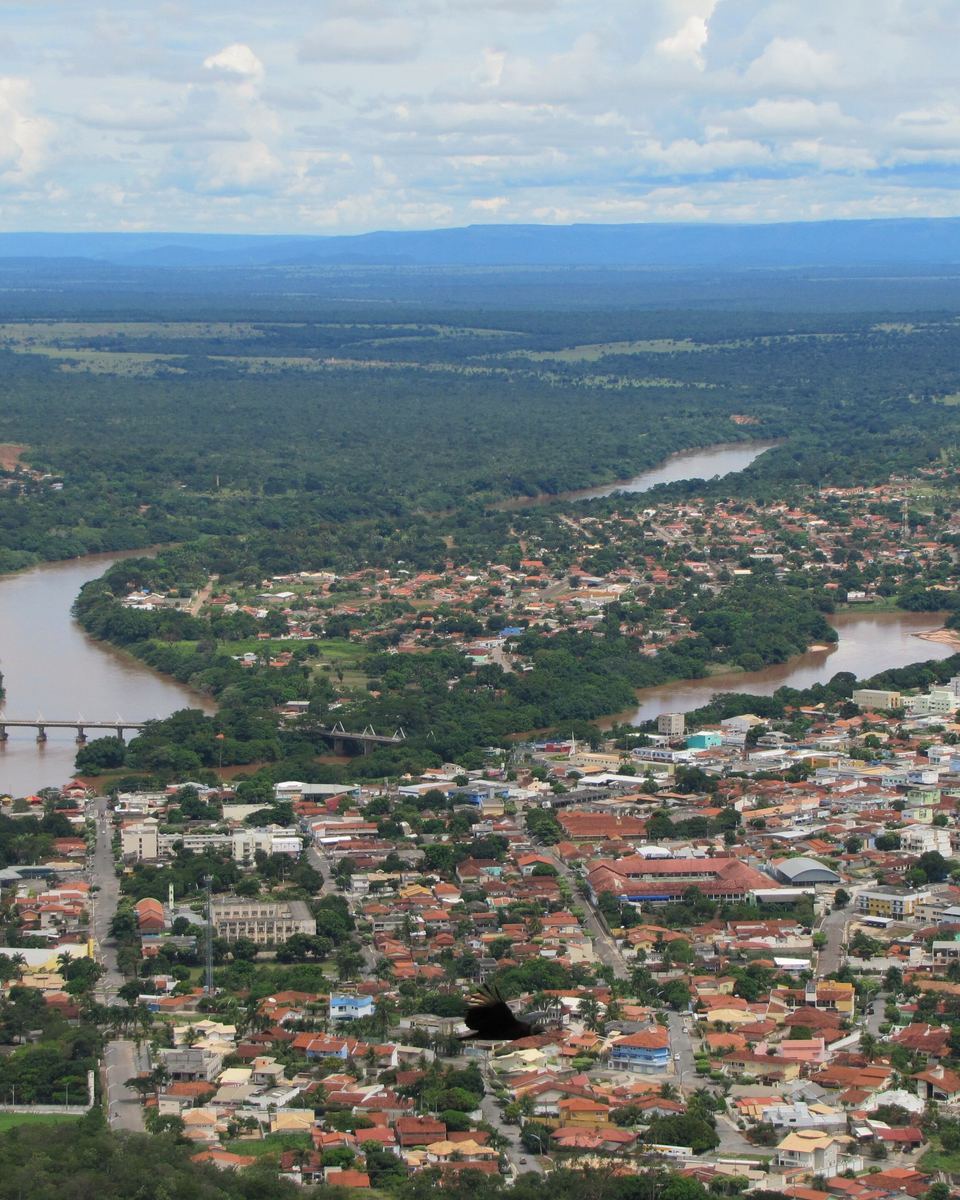 Barra do Garças vista do alto da Serra Azul, com a ponte e o encontro do rio Araguaia com o rio das Garças cortando a cidade.