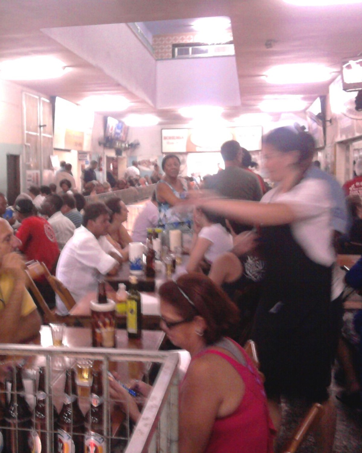Restaurante lotado no segundo andar do Mercado São Pedro, em Niterói.