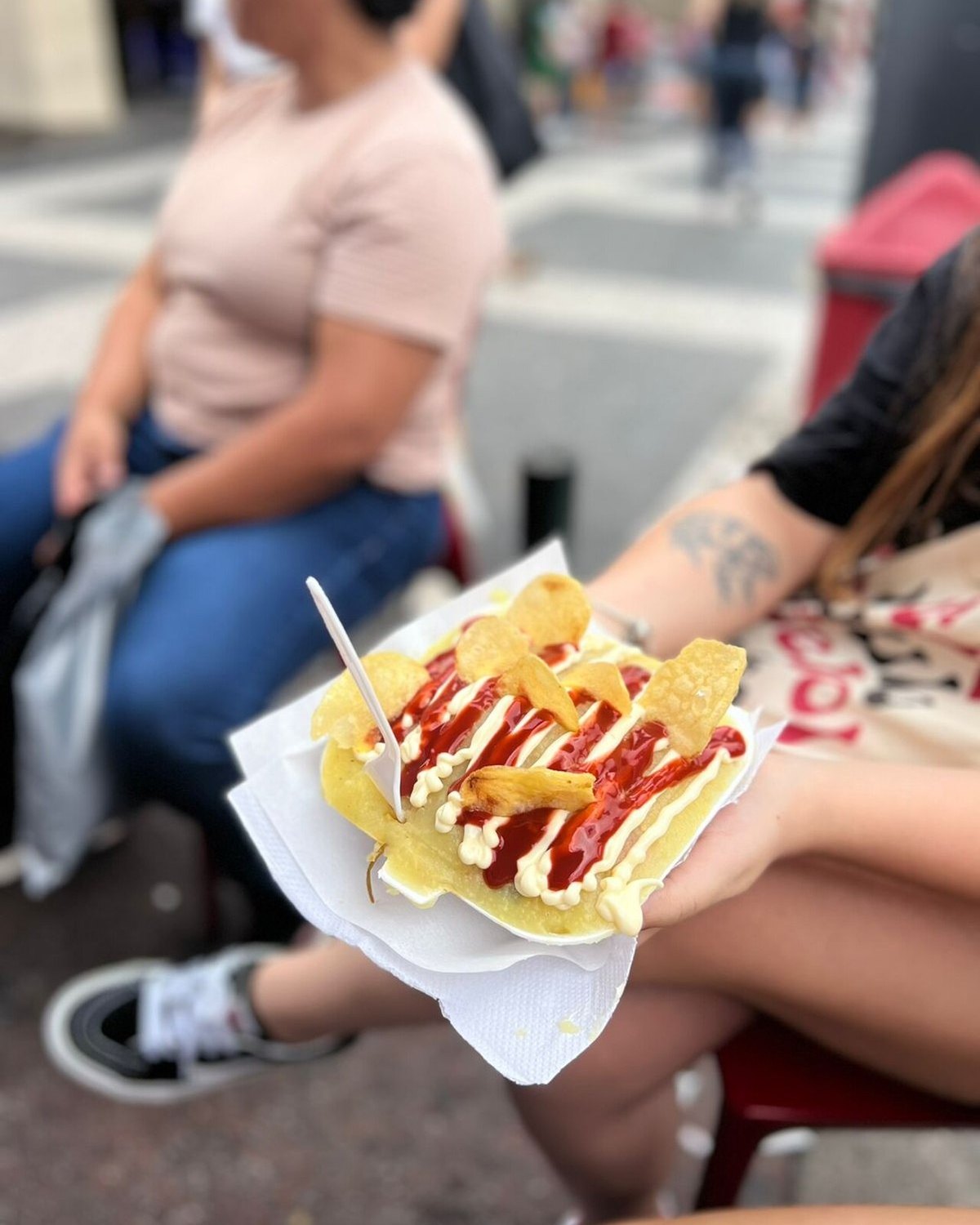 Cachorro-quente no prato com batata palha e molhos, em Osasco.