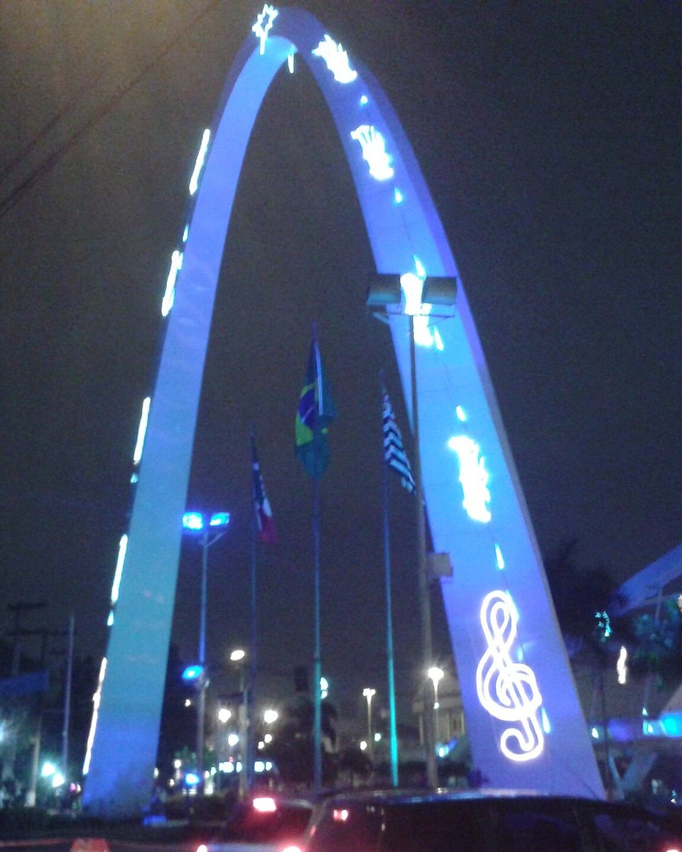 Arco de Osasco iluminado de azul na decoração de Natal, à noite.