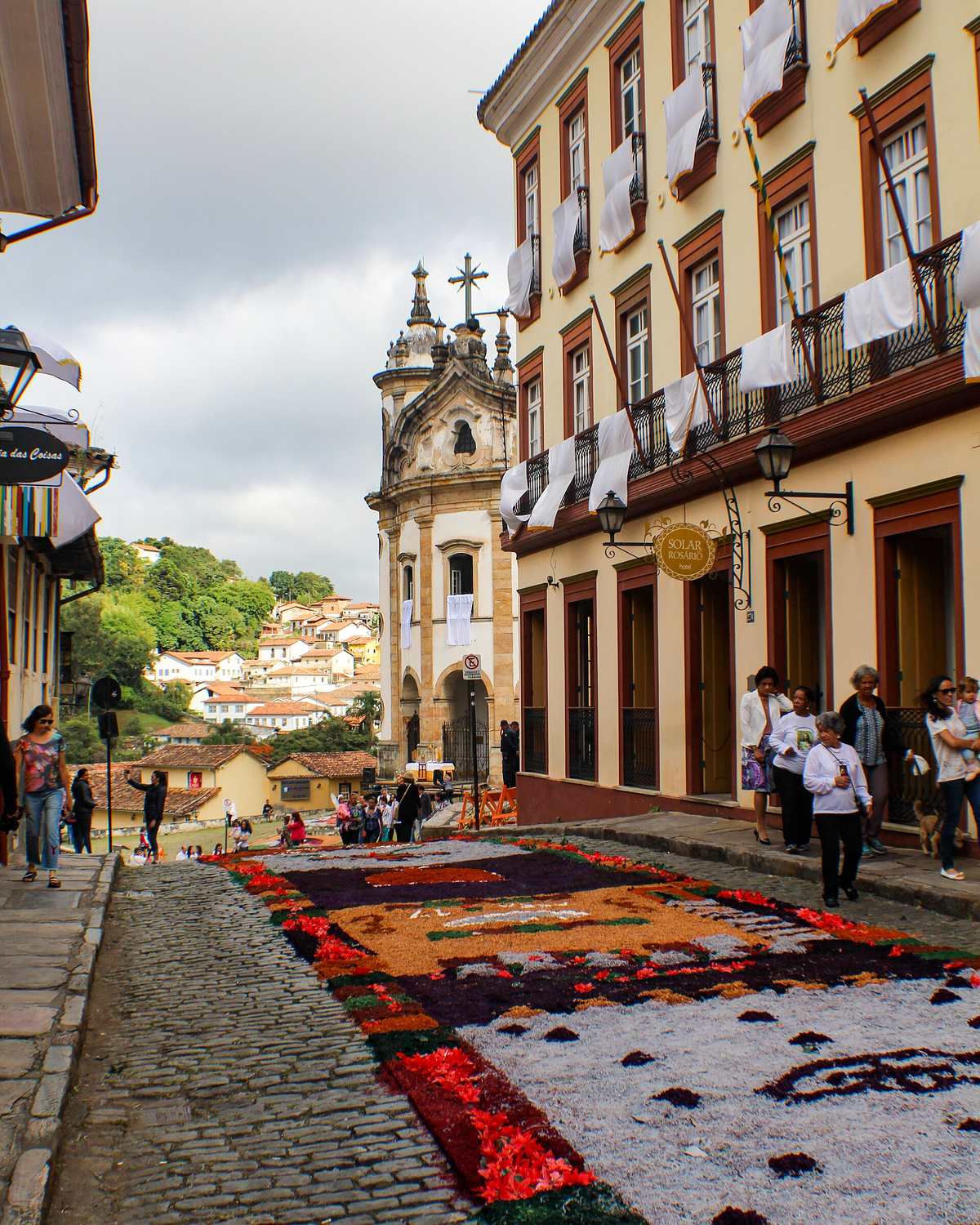 Tapete devocional colorido cobrindo uma rua de pedra de Ouro Preto na Semana Santa.