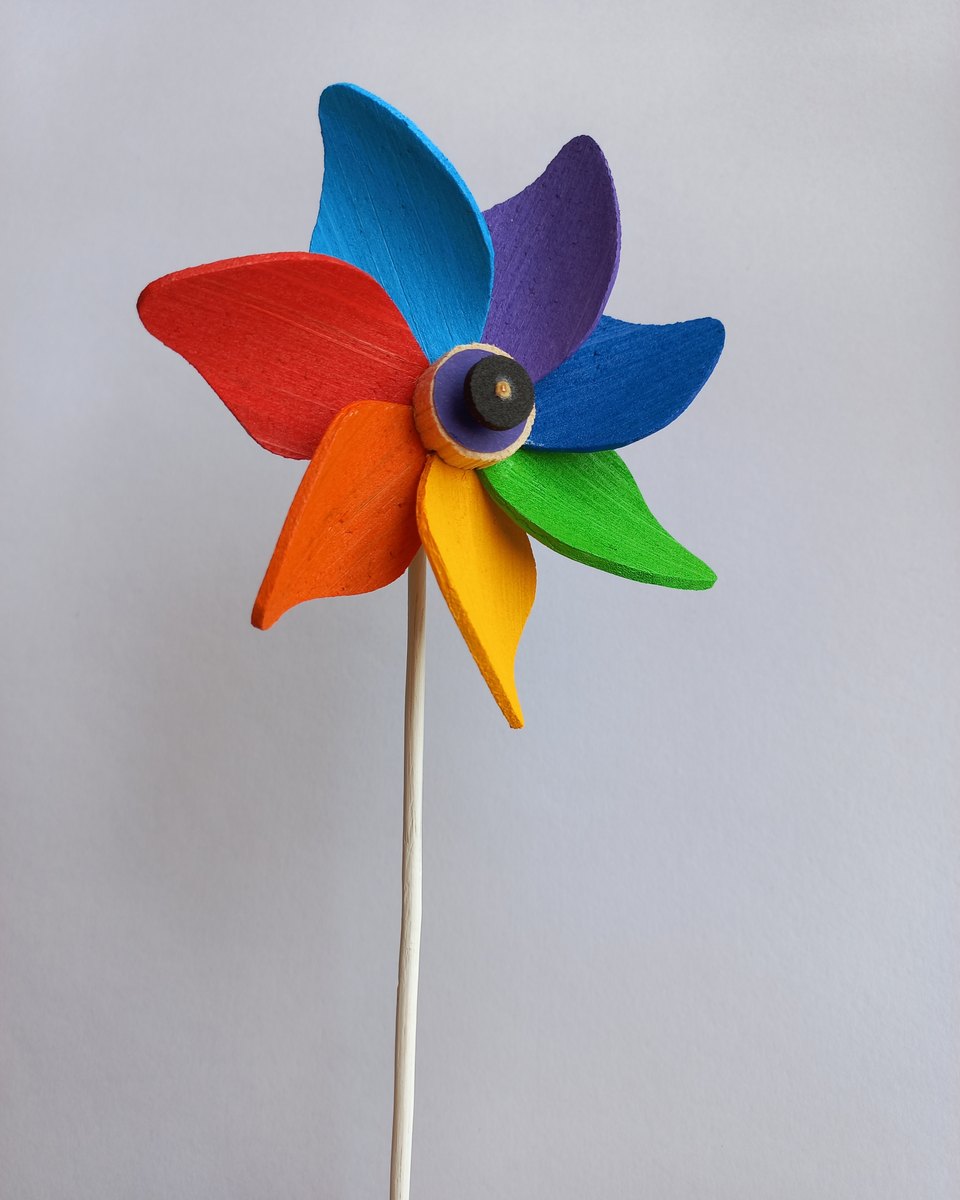 Cata-vento de brinquedo de miriti pintado à mão, feito da fibra da palmeira.