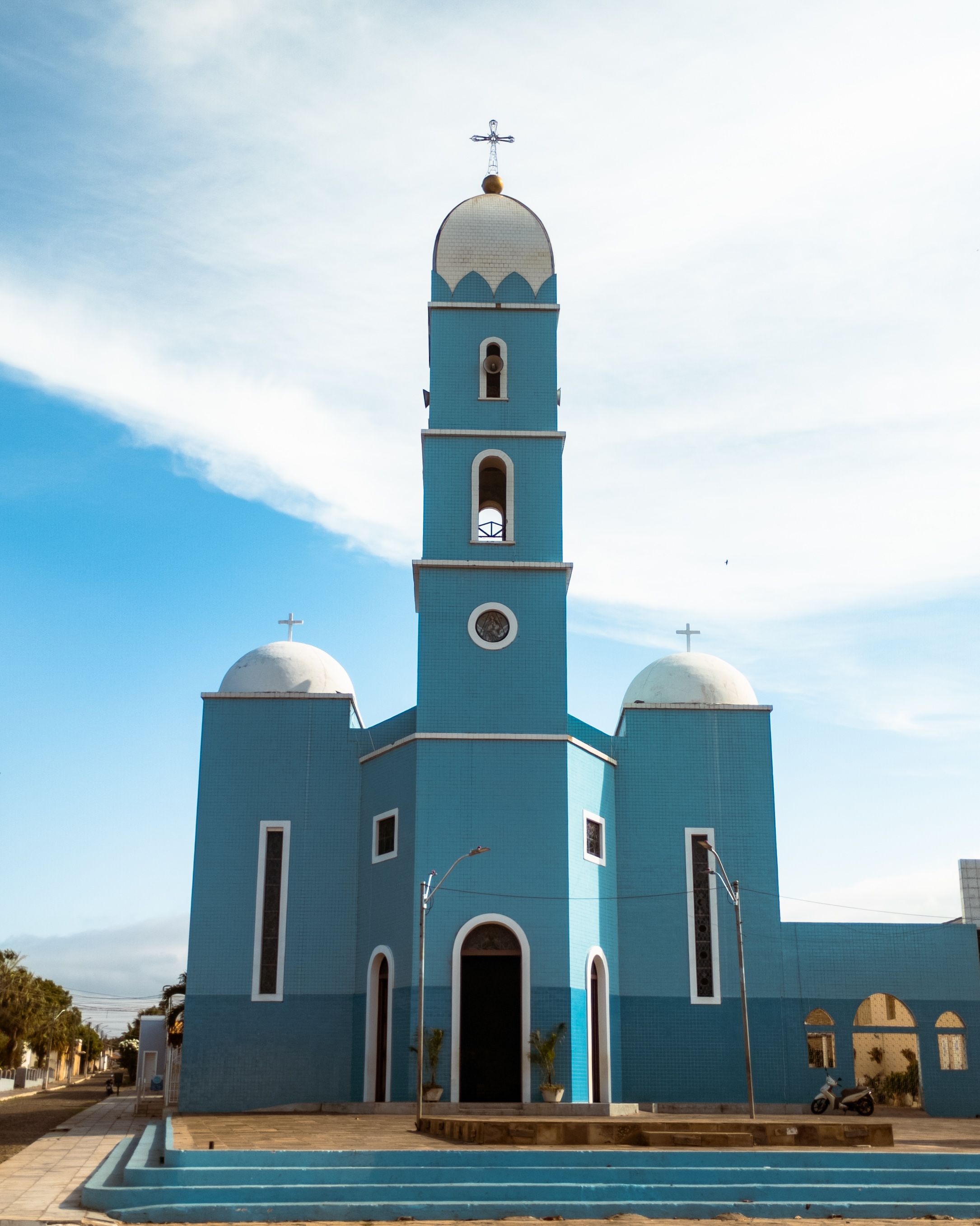 Igreja de fachada azul vibrante sob céu limpo, em Pedro II, cidade da opala no norte do Piauí