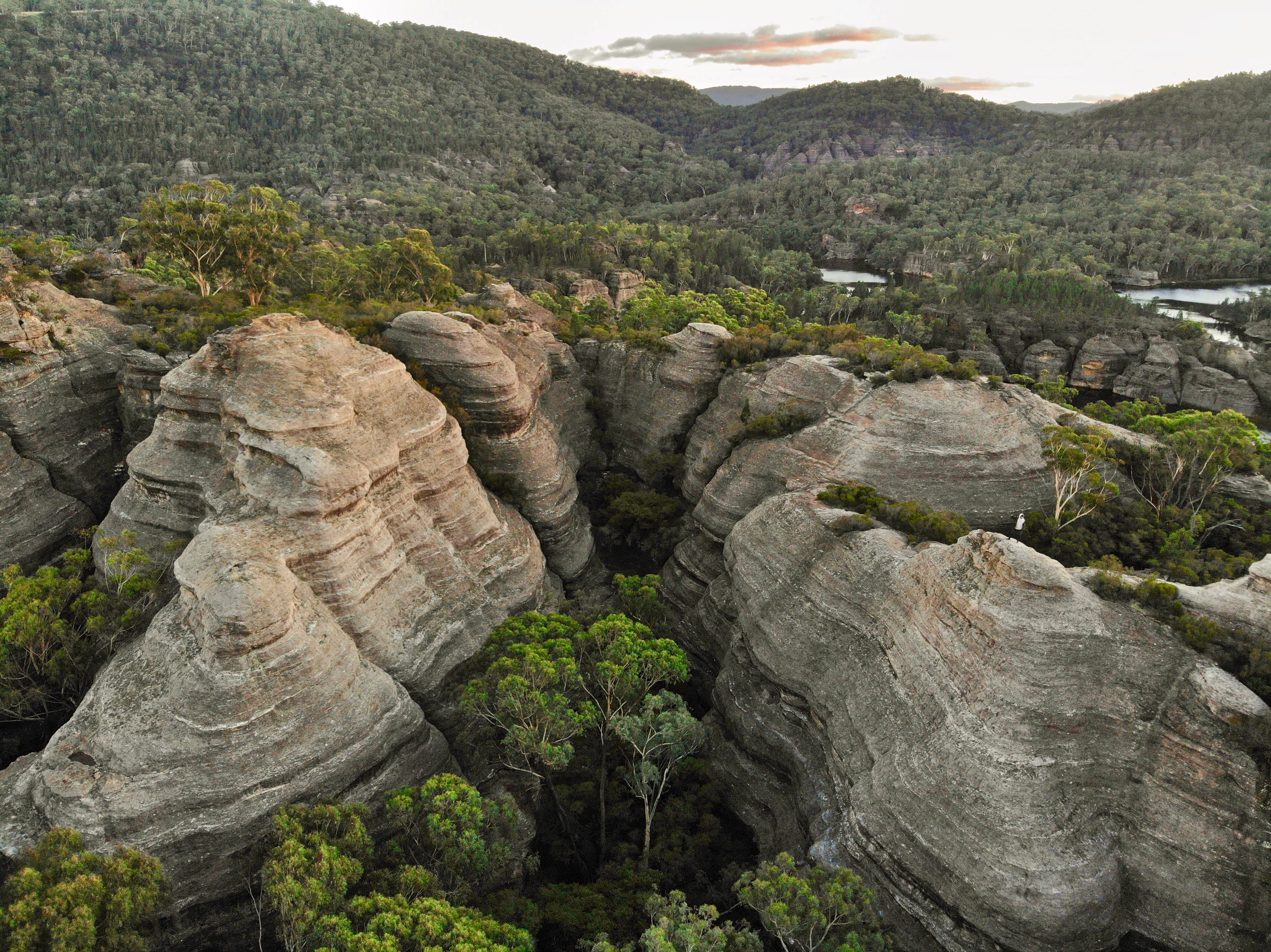 Vista aérea de canyons de pedra avermelhada cercados de vegetação seca no Parque Nacional Serra da Capivara, no Piauí