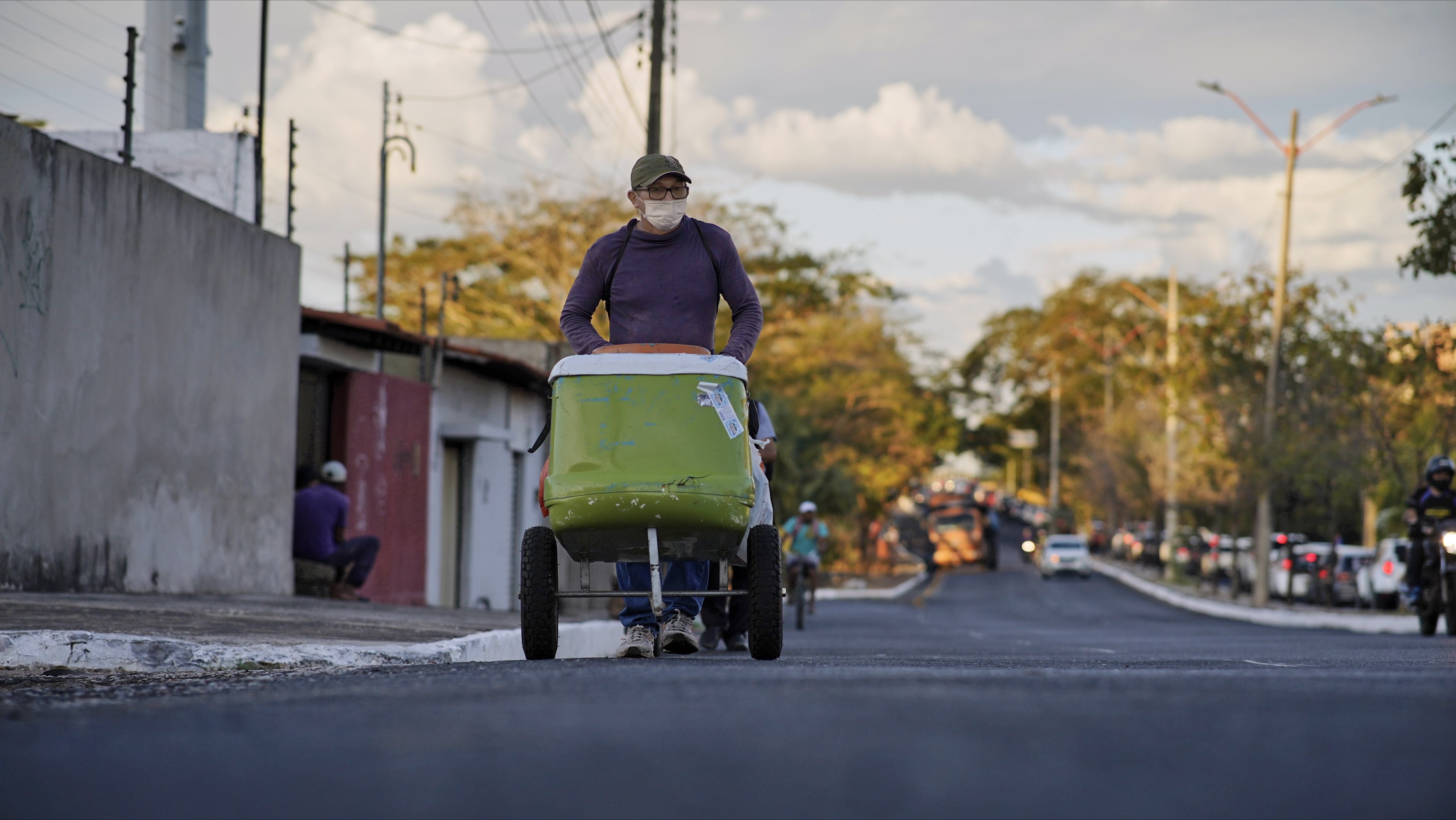 Vendedor de rua em uma calçada de Teresina, capital do Piauí, em cena do dia a dia da cidade