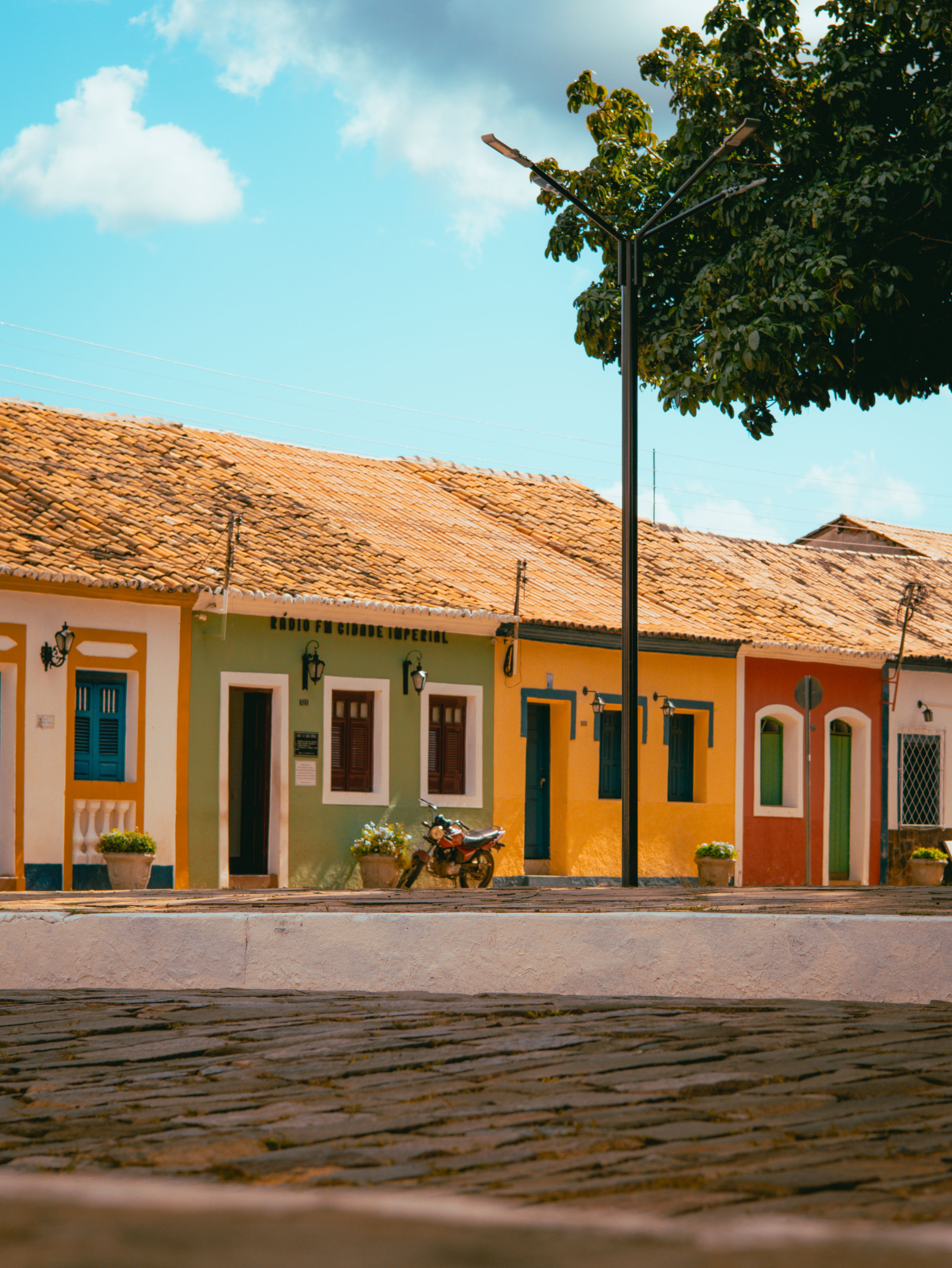 Rua de casas coloniais com fachadas coloridas em Pedro II, cidade da opala no norte do Piauí