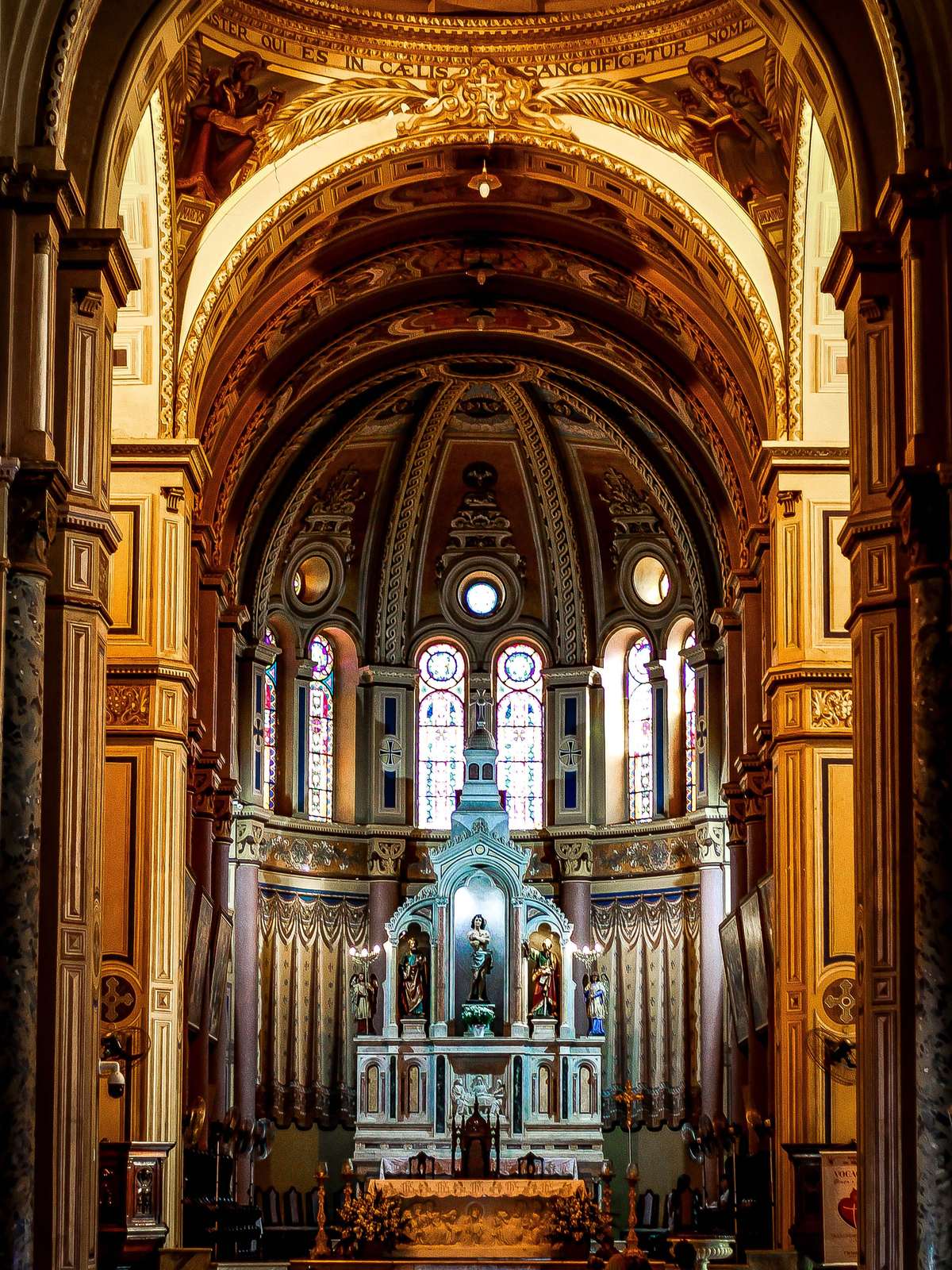 Interior da Catedral Metropolitana de Ribeirão Preto, com o altar dourado ao fundo.