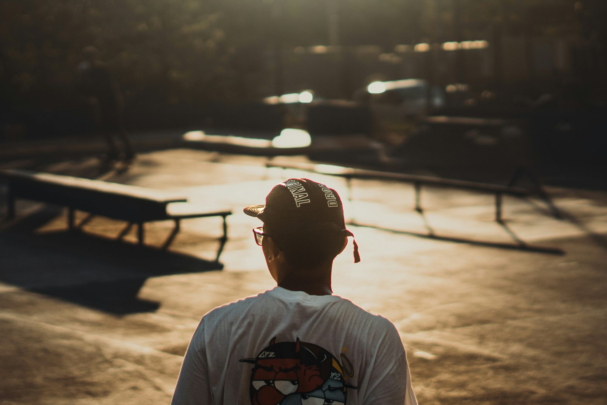 Jovem de boné numa pista de skate de Ribeirão Preto, com a luz dourada do fim de tarde.