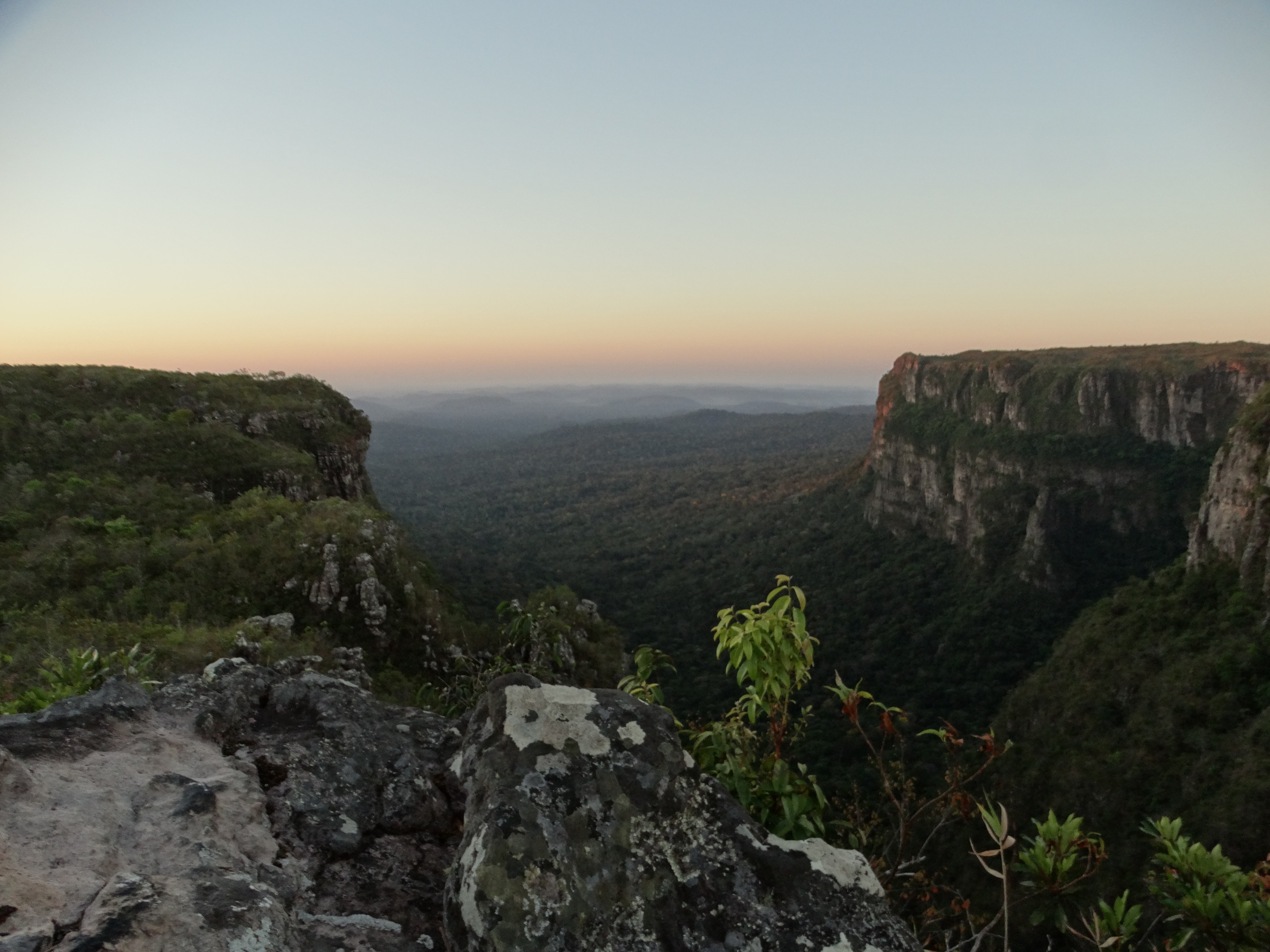 Vista do Pico do Tracoá ao entardecer, com paredões de pedra cobertos de mata no Parque Nacional de Pacaás Novos
