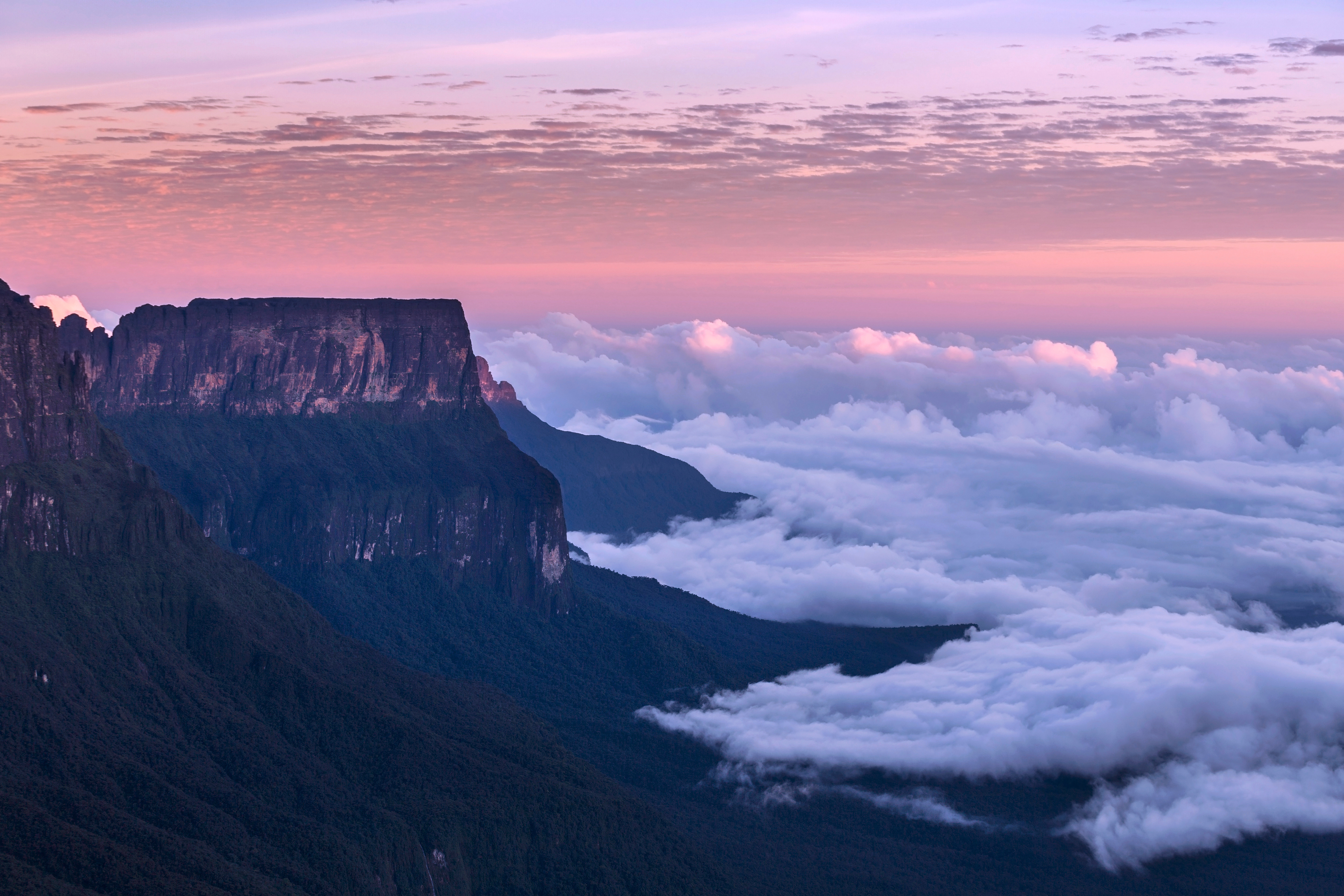 Monte Roraima, montanha de topo plano com paredões verticais de rocha, vista do lado venezuelano