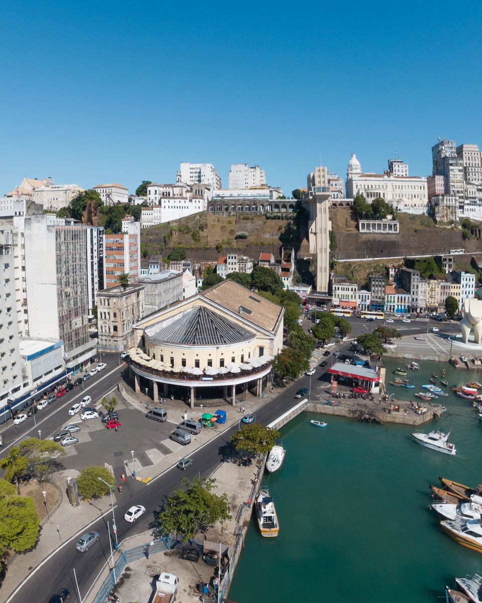 Mercado Modelo e a Cidade Baixa de Salvador vistos do alto, com a marina e a encosta da Cidade Alta.