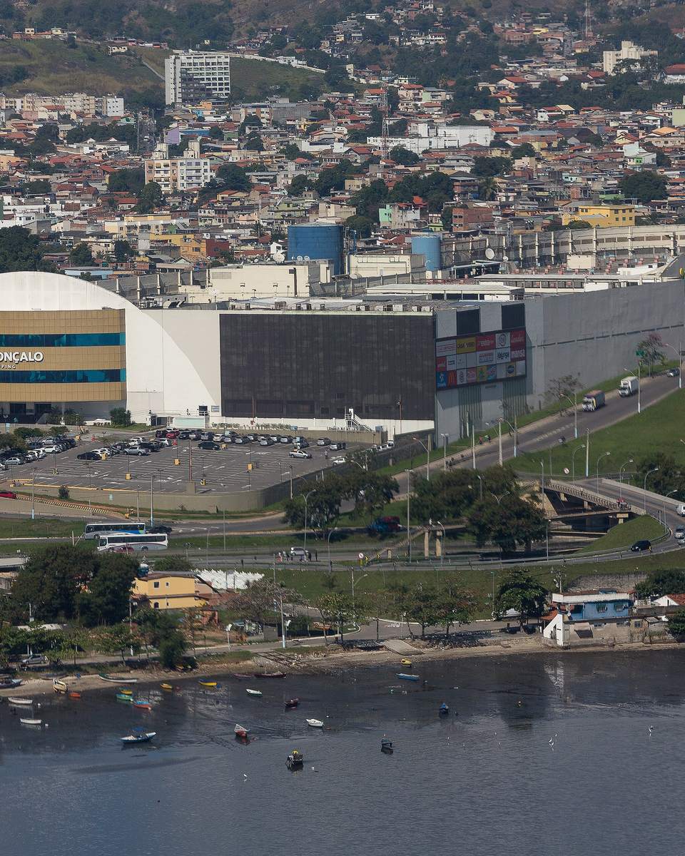 Vista aérea do São Gonçalo Shopping, às margens da Baía de Guanabara.