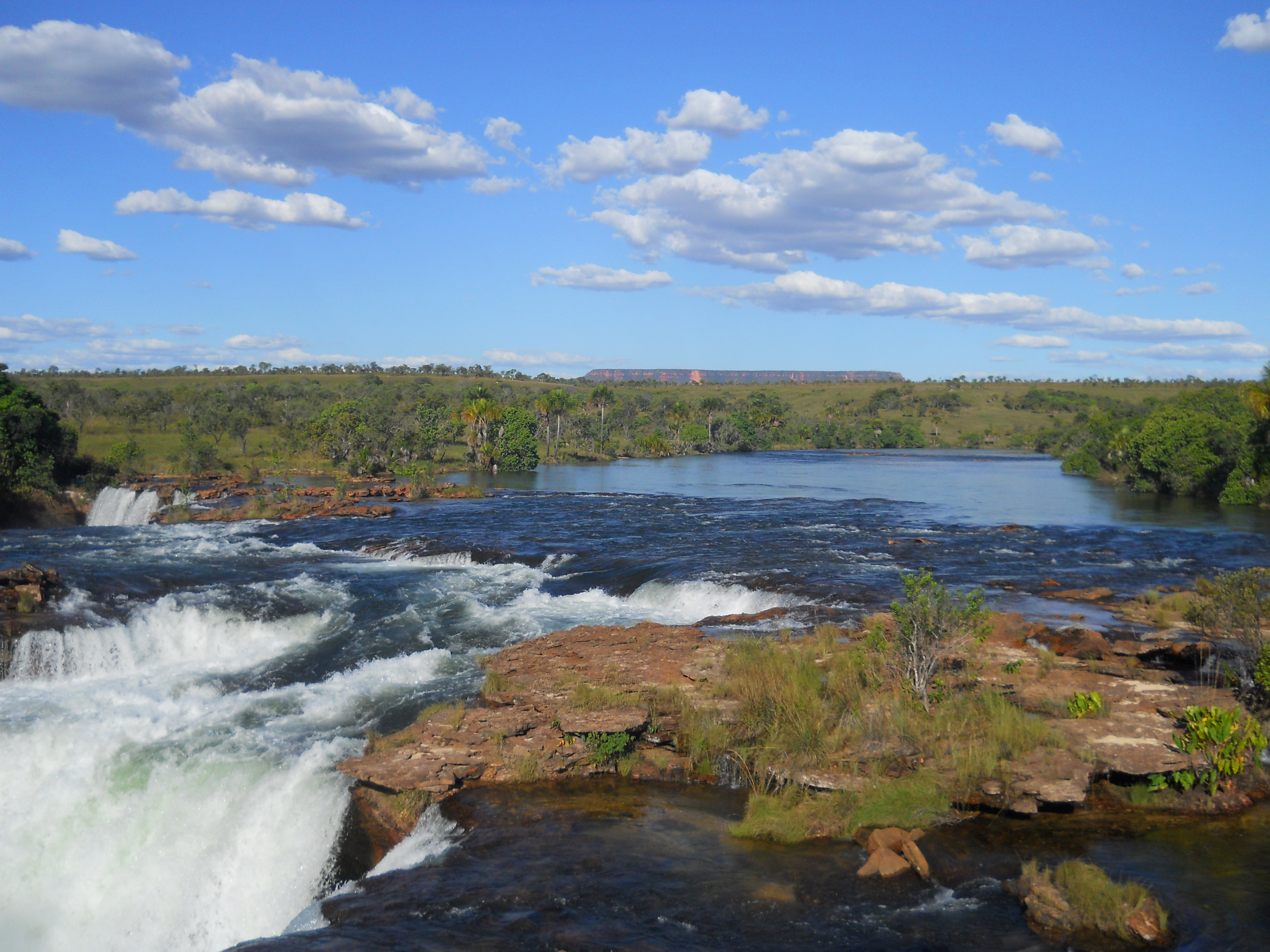 Cachoeira da Velha, em ferradura sobre o Rio Novo, dentro do Parque Estadual do Jalapão, em Mateiros
