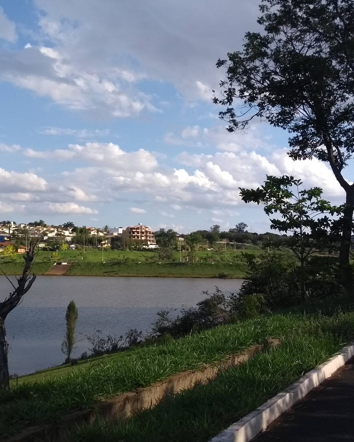 Pista de caminhada à beira do lago do Parque das Acácias, em Uberaba.