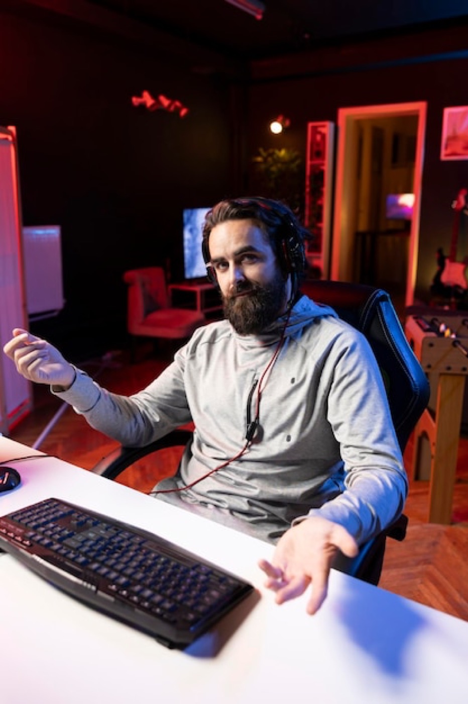 Creator gamer fazendo uma transmissão ao vivo de videogame com iluminação neon.