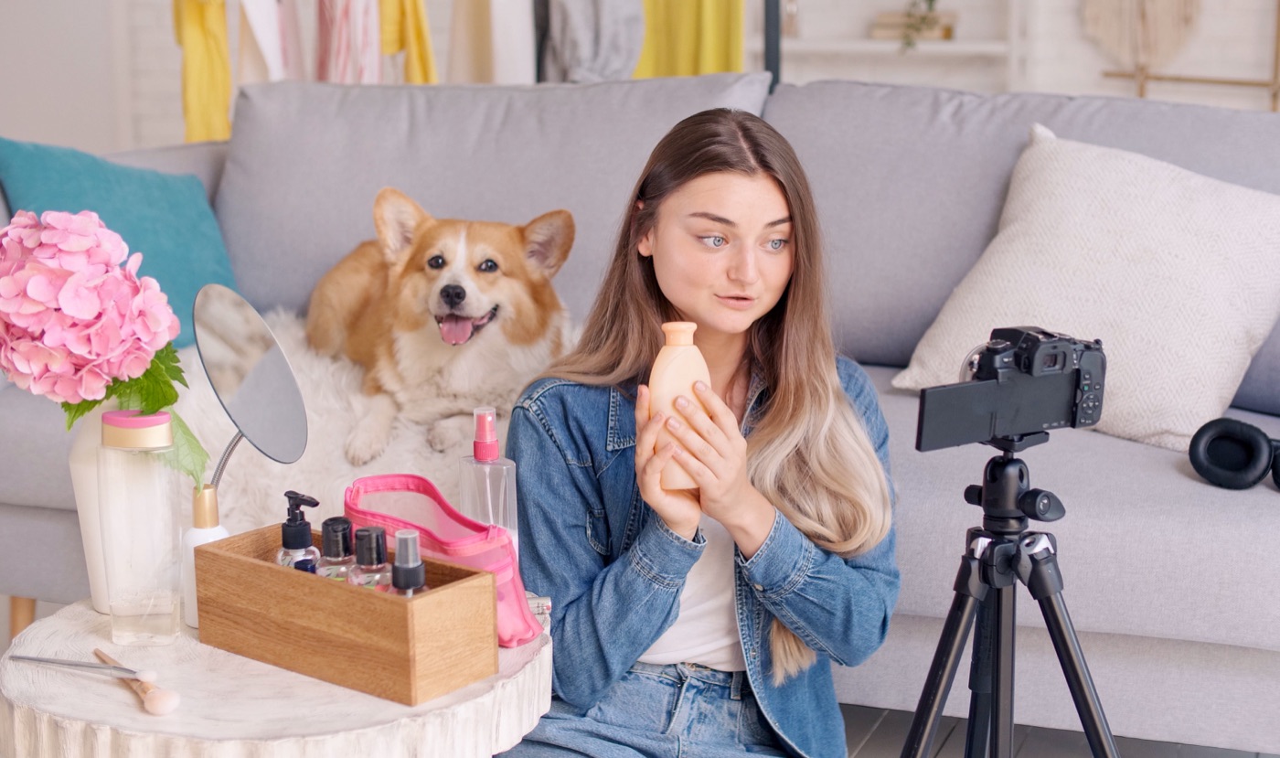 Creator gravando um vídeo com o pet para uma marca de produtos para animais.